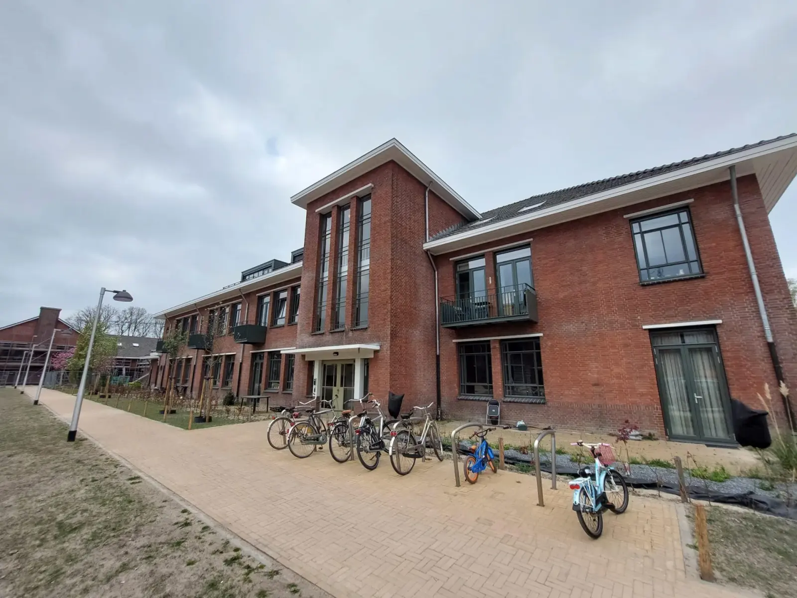 De voormalige Willem II Kazerne in Tilburg met appartementen van Tiwos